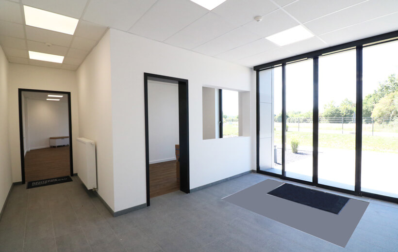 Hochwertig ausgestattete Sanitär-, Sozial- und Bürobereiche komplettieren die Halle.